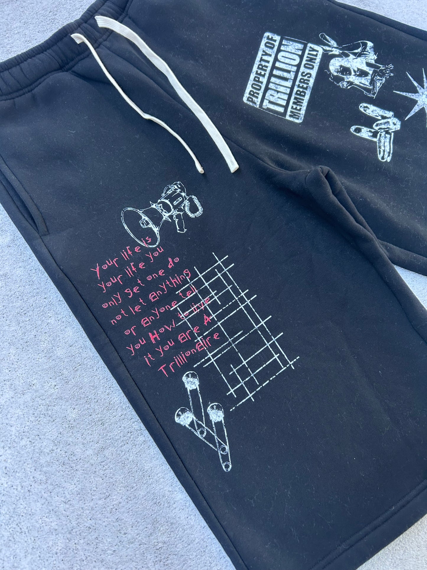 TRILLION “Messenger” Long Shorts Black